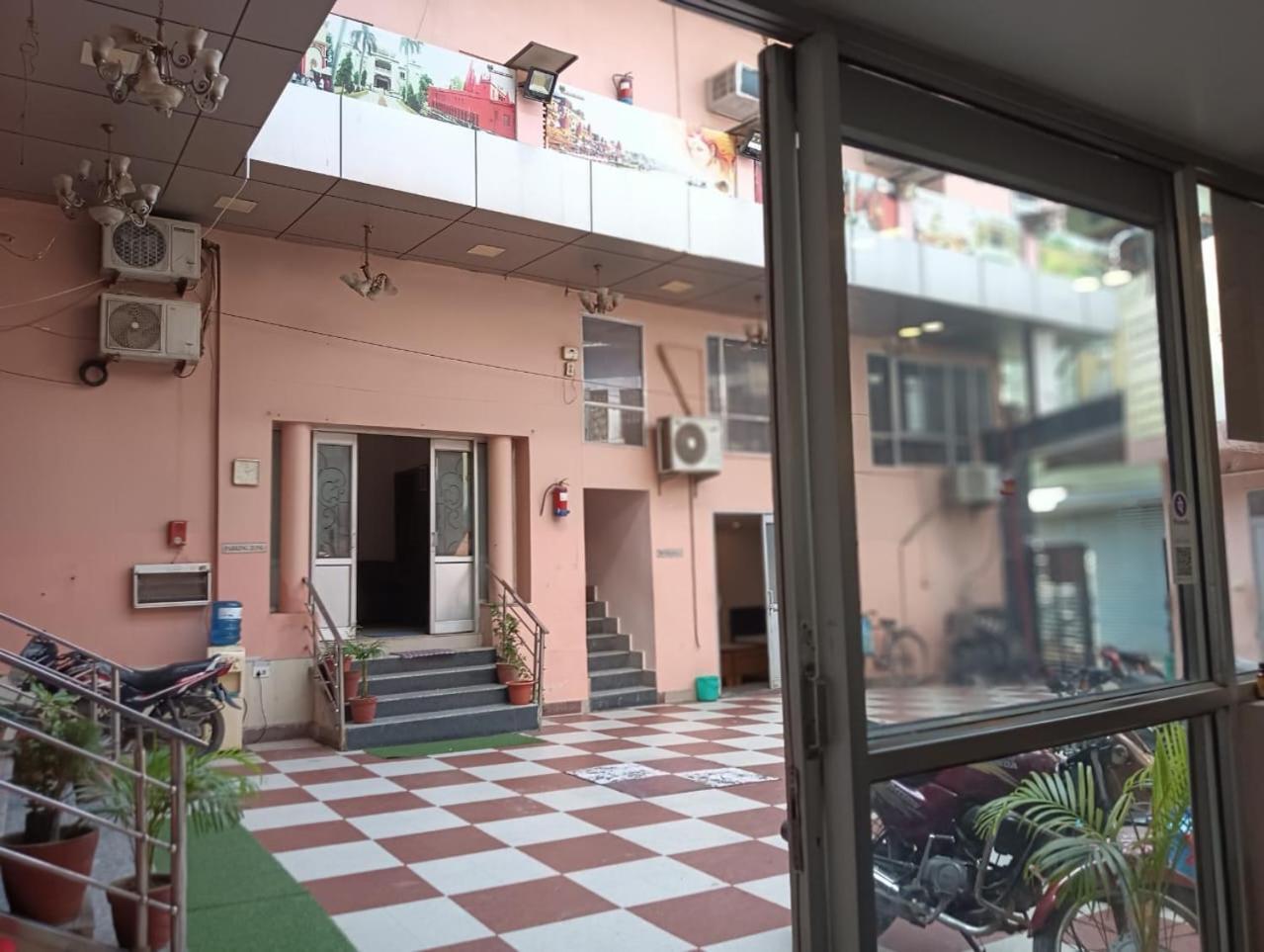 Shree Krishna Hotel Inn พาราณสี ภายนอก รูปภาพ